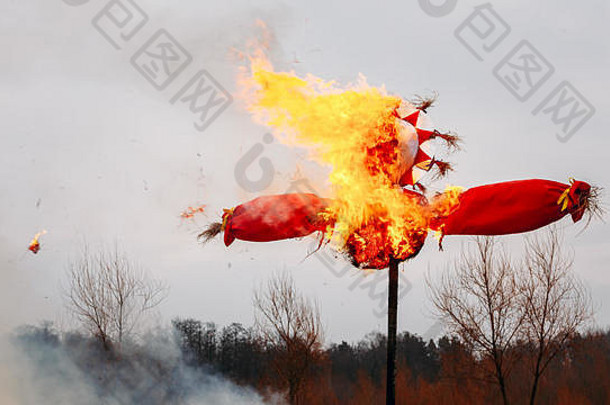 在传统节日里，人们在篝火中焚<strong>烧麦</strong>斯勒尼萨的肖像，以庆祝斯拉夫的春天来临。