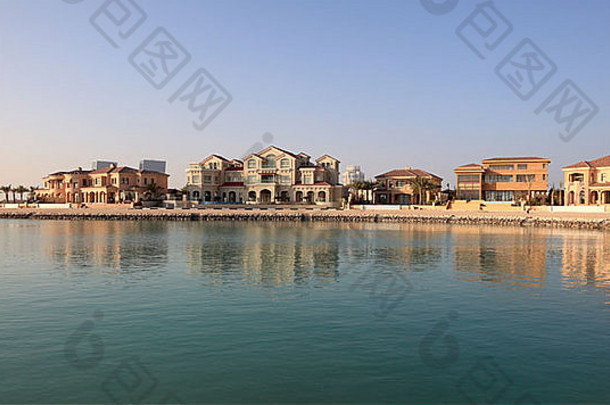 中东卡塔尔多哈珍珠城的水边建筑