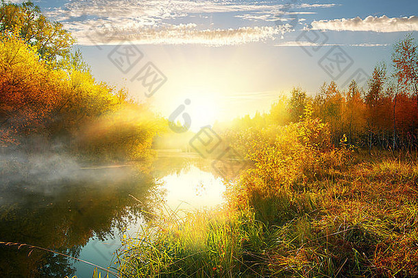 日出时的秋天平静的河流