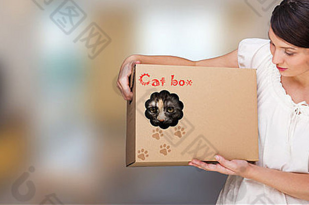 肖像年轻的女人持有盒子猫内部