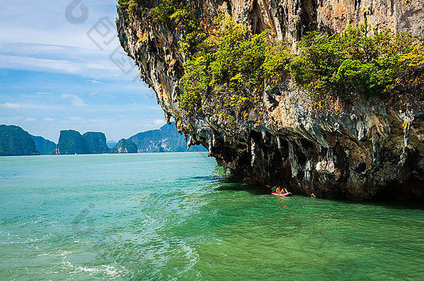 泰国攀牙湾巨大的石灰岩悬崖