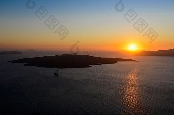 斯坦托里尼：尼亚卡梅尼岛上的日落。菲拉的观点。希腊