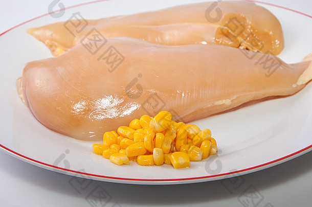 在白色背景上分离的淡黄色鸡胸脯。黄色来自于用玉米粒喂养的鸡