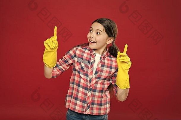 鼓舞人心的变化。春季<strong>大扫除</strong>。房屋清洁服务。清洁用品。用于清洁红色背景的小女孩橡胶手套。喜欢清洁。打扫房间。内务工作。