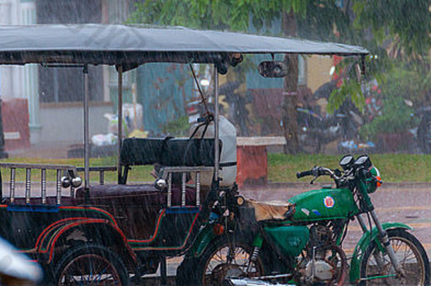 贡布雨季期间的Tuktuk摩托车
