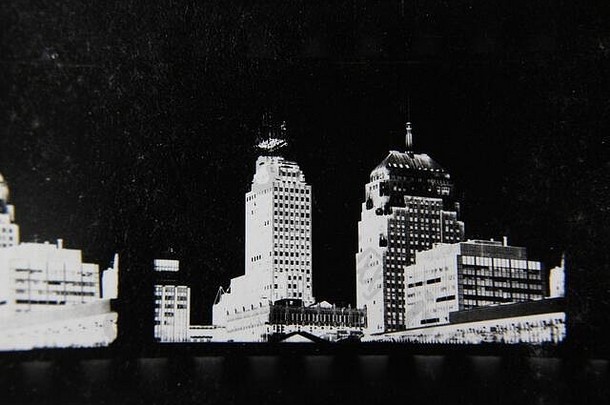 精致的70年代复古接触式黑白极端照片，拍摄市中心的城市办公楼。