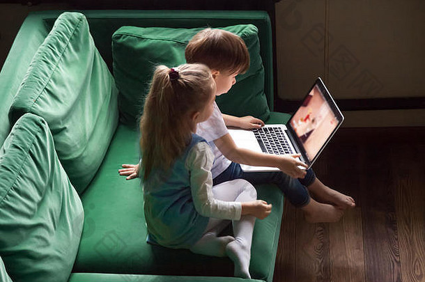 兄弟姐妹男孩和女孩一起用笔记本电脑看<strong>儿童动画</strong>片