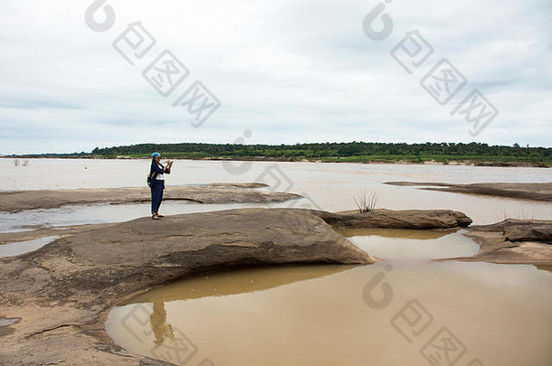 亚洲旅行者泰国女人旅行走摆姿势照片山 姆锅山羊大峡谷泰国湄公河河<strong>走向世界</strong>多雨的海洋