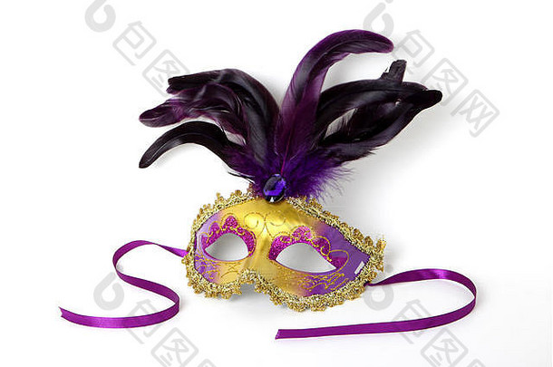 紫色和金色威尼斯面具，羽毛或羽毛，白色背景上有紫色丝带