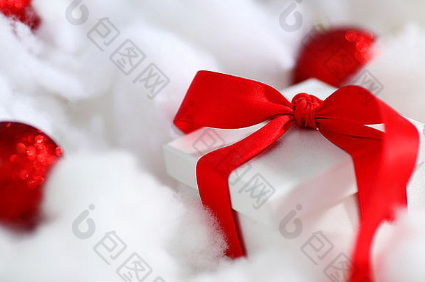 红色心形丝带白色圣诞礼物