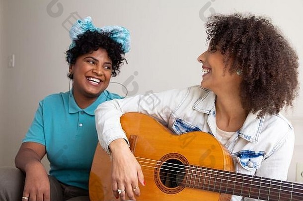 多样化的大学学生玩吉他唱歌<strong>小公寓</strong>生活房间有趣的快乐次
