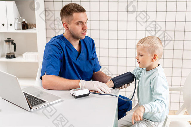 医生测量血压力男孩诊断医疗保健医疗服务医生儿科医生概念