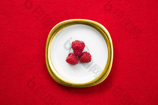 树莓金白色菜孤立的红色的背景