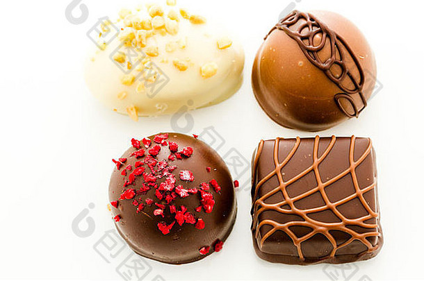 把巧克力糖果分成不同的形状和颜色。