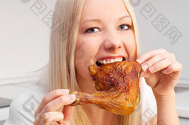美丽的年轻的女人吃鸡首页