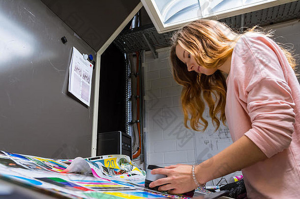 年轻女工程师印刷专家测量检查颜色质量展位颜色管理行业女生