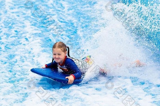 女孩冲浪海滩波模拟器吸引力水娱乐公园热带度假胜地孩子骑身体董事会孩子们冲浪prescho