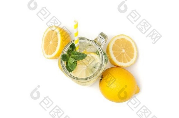 白色背景上有柠檬水和柠檬的玻璃罐