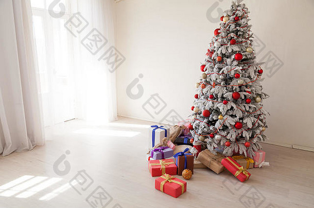 冬天，白色房间里放着圣诞树和礼物