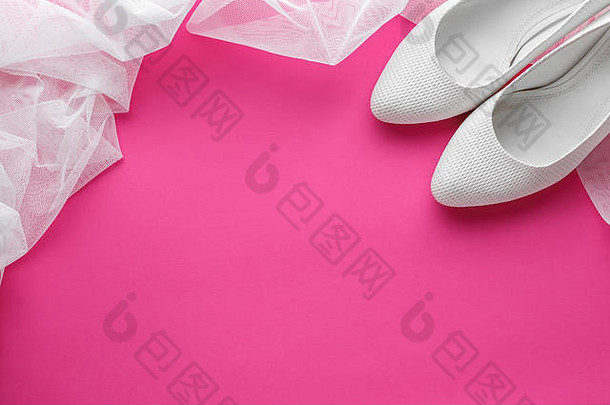 粉色底色带面纱的白色婚礼鞋