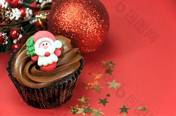 圣诞节巧克力纸杯蛋糕圣诞老人脸红色的节日背景