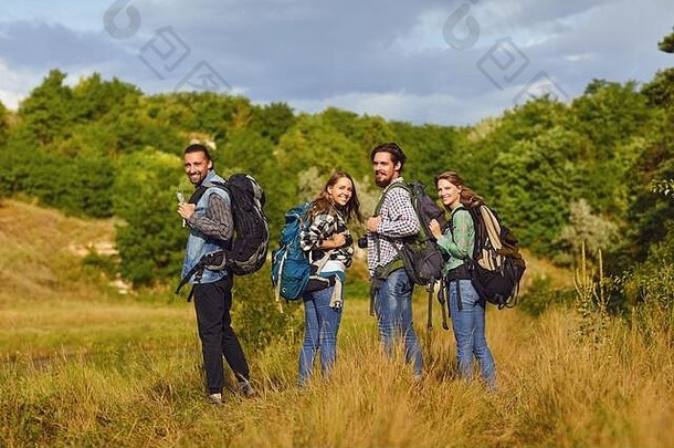 一群背着背包的游客在大自然中行走