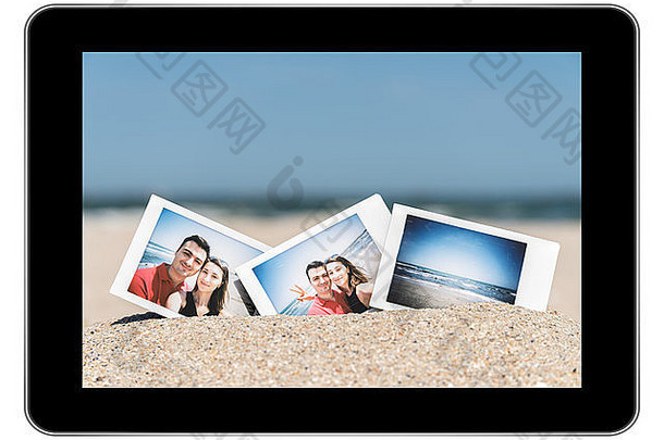 在现代黑色平板电脑上拍摄海滩上年轻夫妇的即时照片