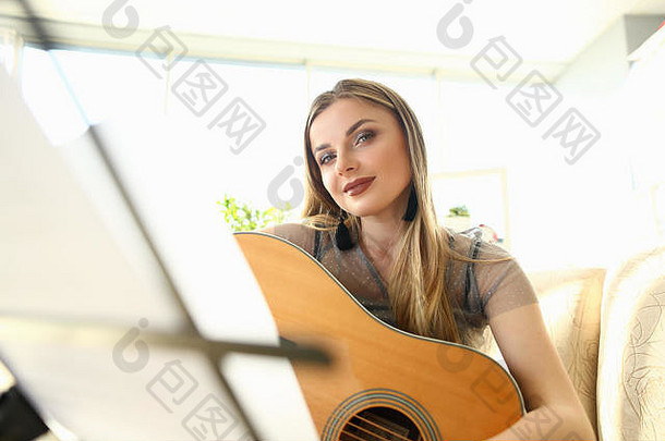 可爱的女<strong>吉他</strong>手乐器演奏教程