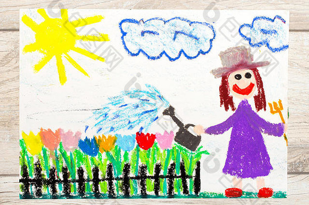 彩绘照片：微笑的女人在花园里浇花