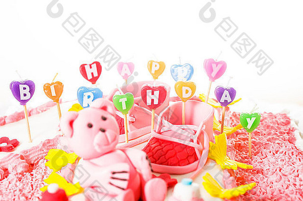 粉红色的孩子们的生日蛋糕快乐生日蜡烛