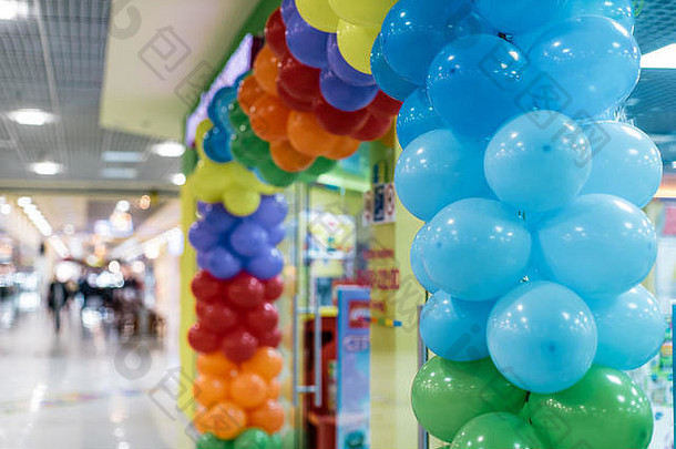五颜六色的气球在当地商场的openig<strong>新店</strong>展出