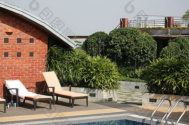 孟加拉国酒店屋顶上的豪华游泳池区域