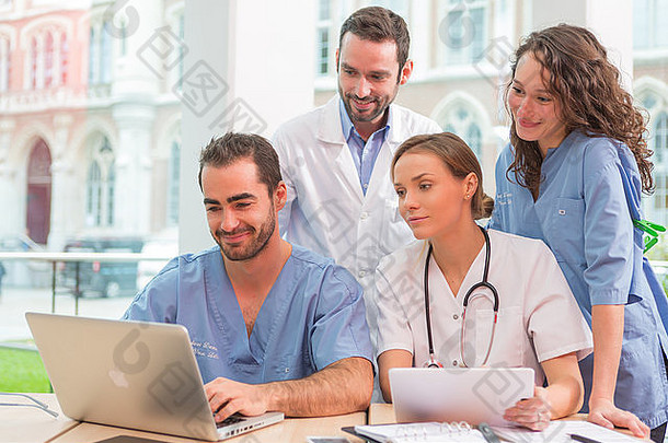 一个医疗团队一起在医院工作的画面