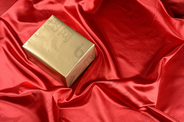 礼物盒子金颜色背景红色的布