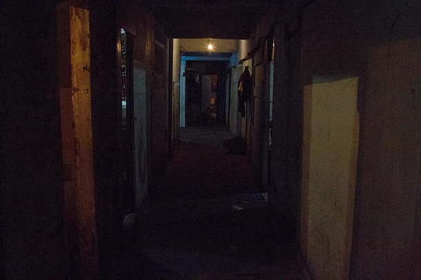 令人毛骨悚然的黑暗穿走廊谴责建筑人