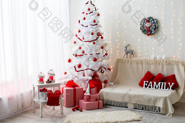 圣诞节房间室内设计圣诞节树装饰灯礼物礼物玩具蜡烛加兰照明在室内