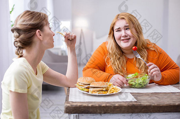 可怜的胖女人和她的朋友一起吃午饭