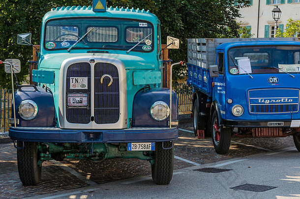 意大利特伦托：2017年7月22日：经典汽车会议。停车场上的老式卡车。复古效应。