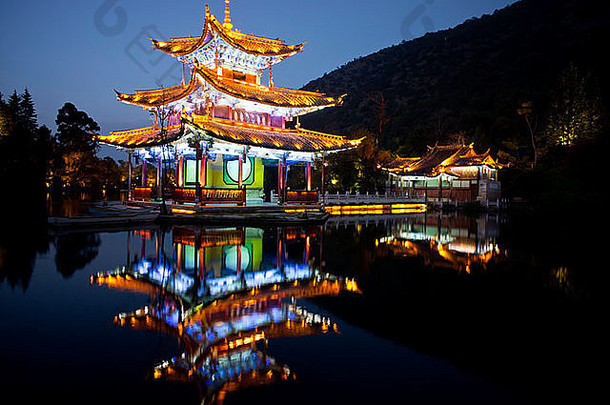 照亮黑色的龙池塘丽江中国