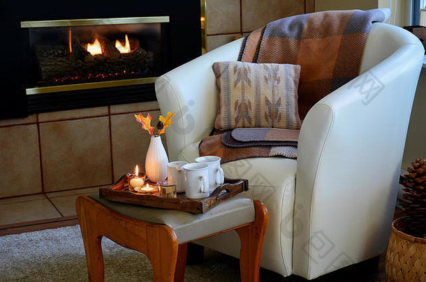 舒适首页安慰软皮革桶椅子蜡烛毯子茶气体壁炉水平格式自然光