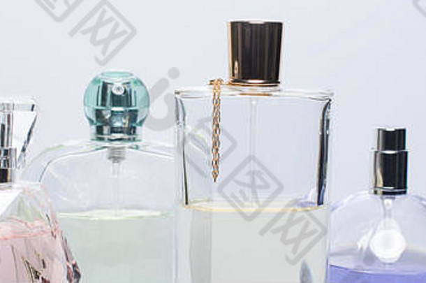 白色背景上的不同香水瓶。香水、化妆品。网站横幅