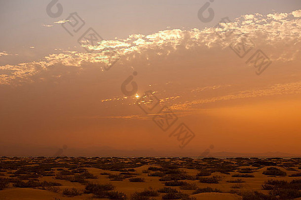 干旱沙漠环境景观上的橙色日落