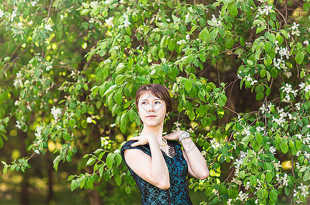 美人夏天春天概念美丽的年轻的女人绿色盛开的花园背景