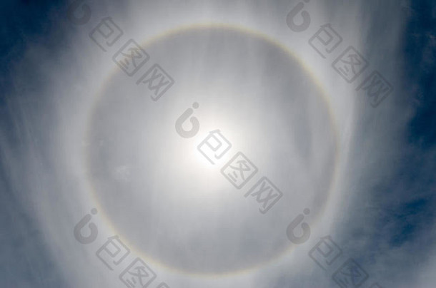 22度光晕，一个距离太阳22度的光环，当太阳光穿过上层卷云中的冰晶时产生