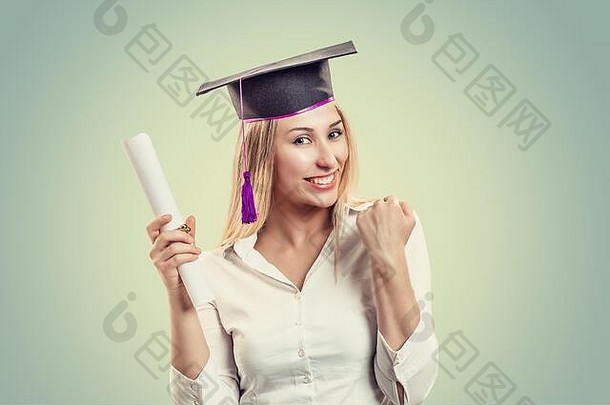 肖像特写美丽的微笑快乐欣喜若狂的研究生毕业女孩戴帽子的年轻女子手持毕业<strong>证书</strong>庆祝<strong>获奖</strong>