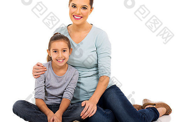 美丽的母亲和她的小女儿坐在白色背景上