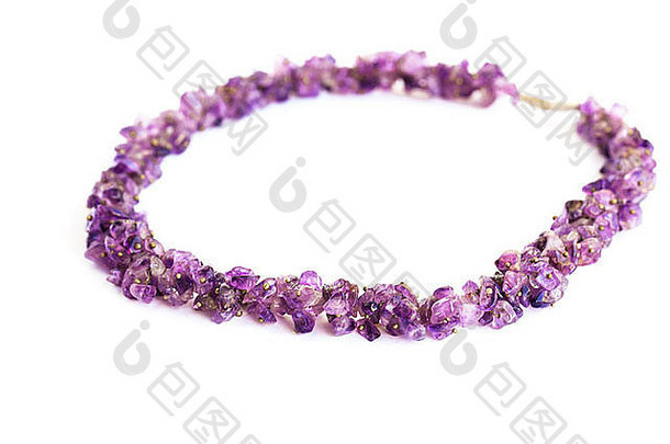 白色背景上隔离的紫水晶项链。