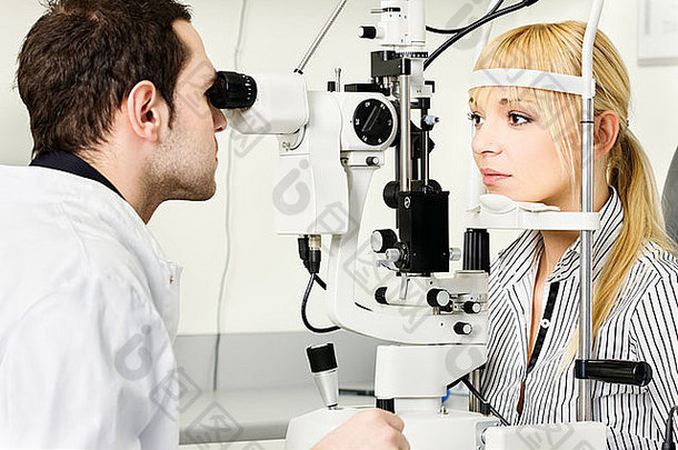 眼睛医生执行眼睛检查