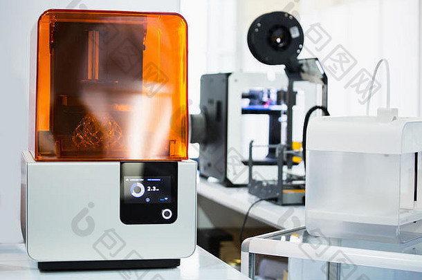 实验室中的立体<strong>光刻</strong>3d打印机从<strong>光</strong>致聚合物打印结构。