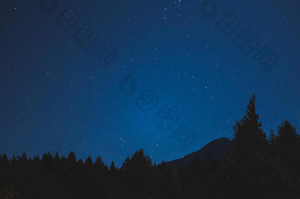 星星晚上天空森林树山景观剪影